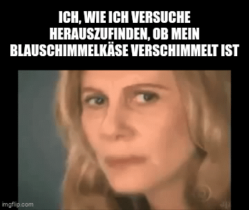 Ich, wie ich versuche herauszufinden, ob mein Blauschimmelkäse verschimmelt ist: Verwirrte Frau