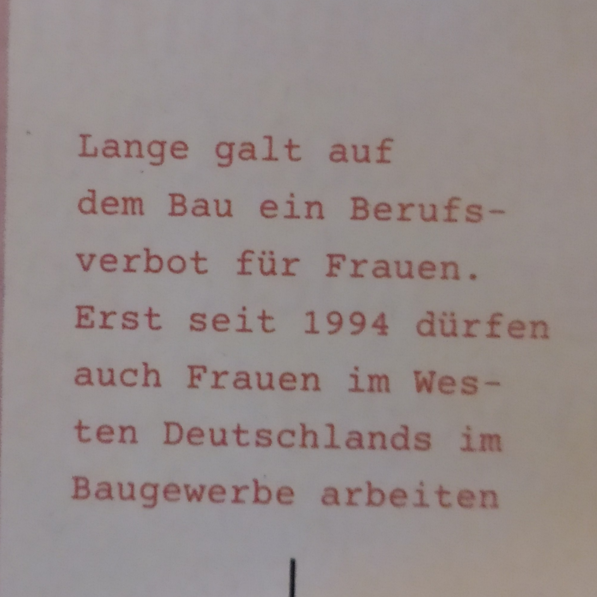 Ein Foto von einem Text aus dem Fluter: "Lange galt auf dem Bau ein Berufsverbot für Frauen. Erst seit 1994 dürfen auch Frauen im Westen Deutschlands im Baugewerbe arbeiten"